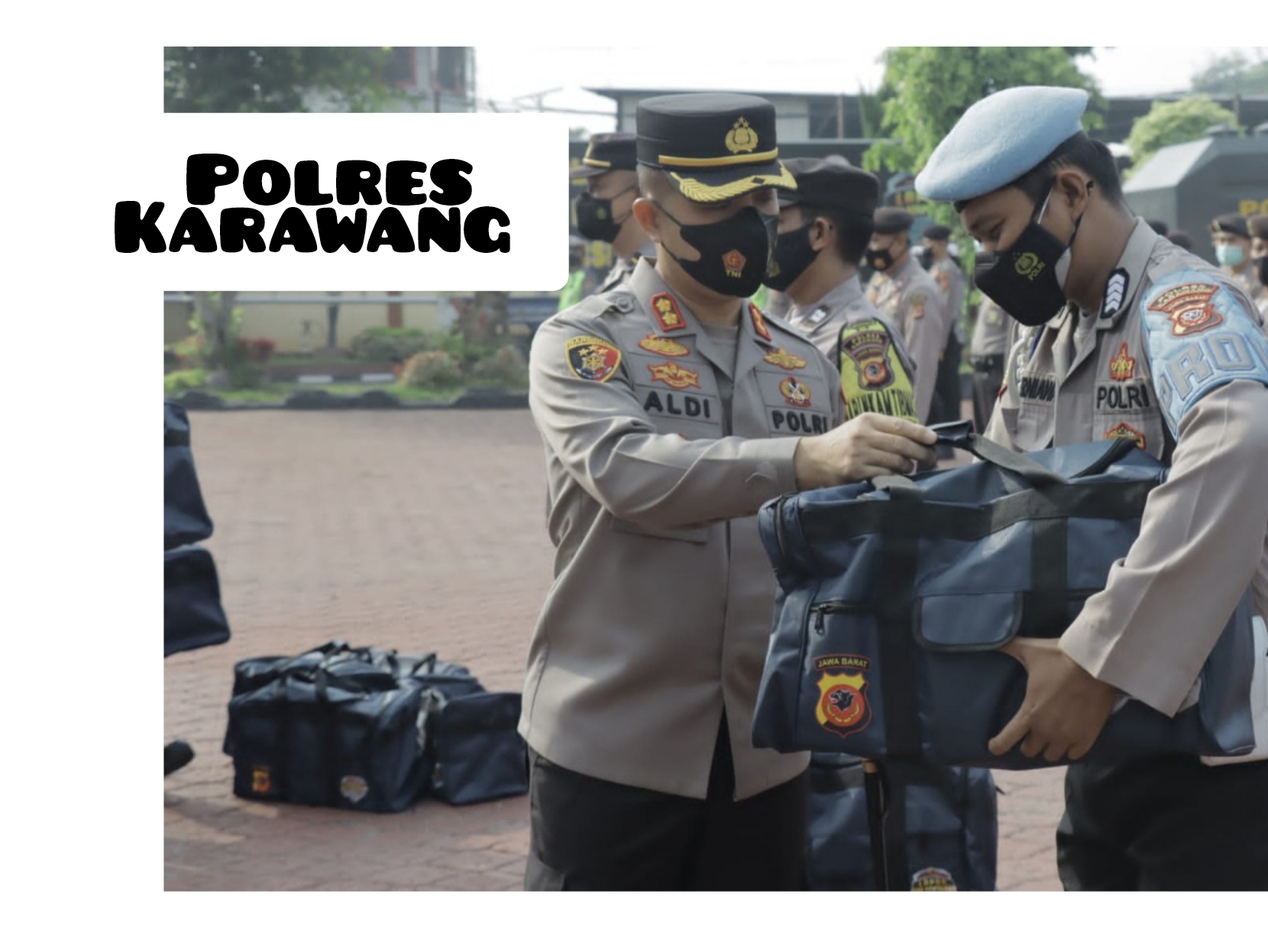 Secara Simbolis Kapolres Serahkan Parcel Lebaran Bagi Anggotanya