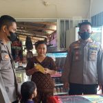 Polsek Ciampel : Kapolsek Giat Pengecekan Harga Minyak Goreng Di Pertokoan.