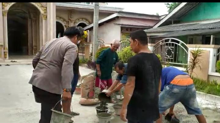 Kapolsek Batujaya Giat Gotong Royong Peralatan Sarana Ibadah Masjid Al-Hikmah