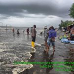 <em>POLSEK PEDES HIMBAU NELAYAN DAN MASYARAKAT DIPANTAI KARENA CUACA EKSTREM</em>