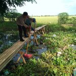 Polsek Tirtajaya Giat Membersihkan Sampah Eceng Gondok saluran Air Irigasi Bersama Warga