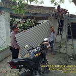 Kapolsek Tirtajaya Bersama Anggota Bantu Warga Yang Atap Rumahnya Rusak.