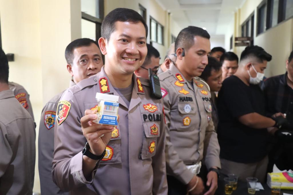 Polres Karawang Lakukan Tes Urin Mendadak Para PJU, Kasat, Kapolsek Dan Jajaran.