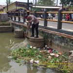 Polsek Tirtajaya Giat Bersihkan Sampah Eceng Gondok Irigasi Pisangsambo