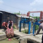 Polsek Tirtajaya Bersama Warga Bersihkan Sampah Rumah Tangga Dan Eceng Gondok Antisipasi Banjir