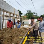 Bhabinkamtibmas Polsek Tirtajaya Membantu Masyarakat Menurunkan Tanah Untuk Rumah Warga