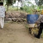 Polsek Tempuran Giat Bantu Warga Bersihkan Kebun