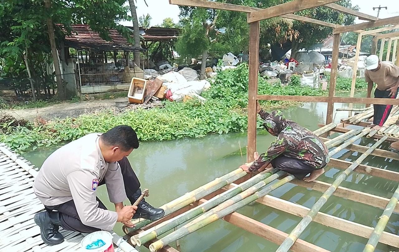 Polsek Tirtajaya Giat Bantu Warga Dalam Proses Pembangunan Warung