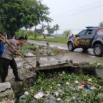 Polsek Tirtajaya Antisipasi Banjir, Sampah Rumah Tangga dan Eceng Gondok di Jembatan Tambaksari dibersihkan polisi dan Warga