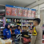 Anggota Polsek Tirtajaya Sambangi Pegawai Mini Market Serta Memberikan Himbauan Kamtibmas