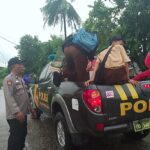 Polsek Tirtajaya Antar Pelajar Kesekolah Karena Nongkrong Dipinggir Jalan Saat Jam Sekolah