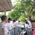 Kapolsek Tirtajaya Berikan Pembinaan Kepada Siswa Yang Sedang Nongkrong Di Warung Pinggir Jalan