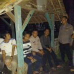 Polsek Tirtajaya Ngawangkong Bersama Warga Di Pos Kamling