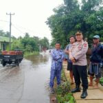 Kapolsek RENGASDENGKLOK Terjun Langsung Pimpin Monitoring Beberapa Lokasi Banjir