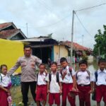 Duo Polisi CAKEP Terus Monitoring Pemukiman Dan Akses Terdampak Banjir Wilayah Tirtajaya