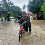 Bhabinkamtibmas Polsek TEMPURAN Evakuasi Warga Korban Banjir