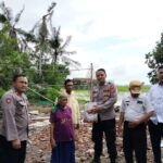 Kapolsek TIRTAJAYA Dan Bhabinkamtibmas Bersama Kepala Desa Srikamulyan Berikan Bantuan Sembako Untuk Korban Rumah Roboh