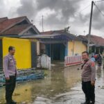 Duet CAKEP Kapolsek TIRTAJAYA Bersama Bhabinkamtibmas Terus Monitoring Wilayah Yang Tergenang Air