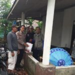 Bhabinkamtibmas Polsek Tirtajaya dan Trantib Desa Srijaya Berikan Bantuan Sembako Korban Rumah Roboh