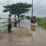 Polisi CAKEP Polsek TIRTAJAYA Monitoring Wilayah Yang Tergenang Air