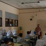 Pelajar SMP PGRI Loji Tegalwaru Diberi Pemahaman Hukum Oleh Bhabinkamtibmas Polsek Tegalwaru
