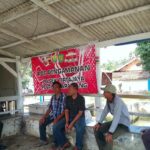 Anggota Polsek Tirtajaya Memberikan Informasi Kepada Masyarakat Desa Pisangsambo Seputar Mudik Hari Raya