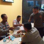 Momen Kebersamaan Anggota Piket Polsek Tirtajaya Saat Buka Puasa Bersama