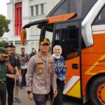 Kapolres Bersama Bupati Karawang Lepas 500 Warga Pada Program Mudik Gratis