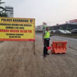 Satlantas Polres Karawang Lakukan Pengalihan Kendaraan Sumbu Tiga di KM 46