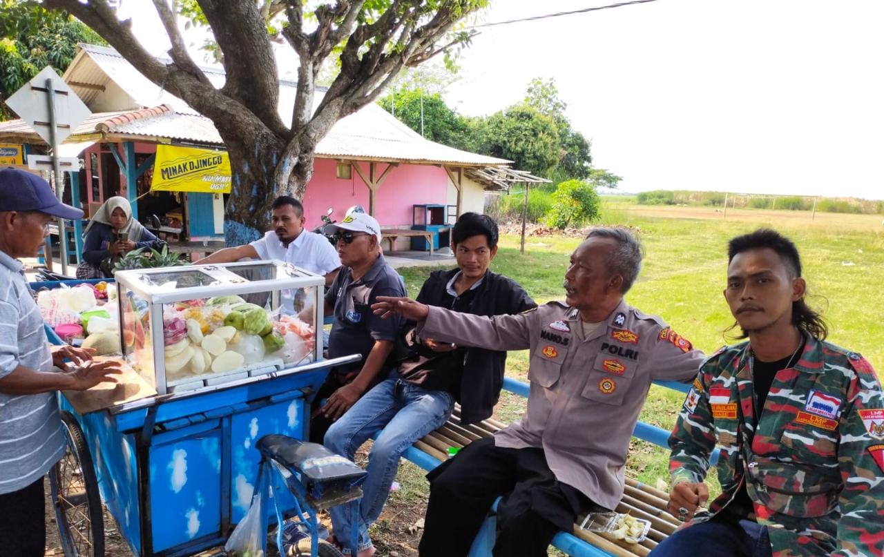 Anggota Polsek Tirtajaya Ajak Masyarakat Untuk Ngobrol Bareng Dalam Rangka Kamis Curhat