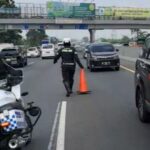 Gerak Cepat Tim Urai Lakukan Perbaikan Cone Contra Flow Dijalur Tol