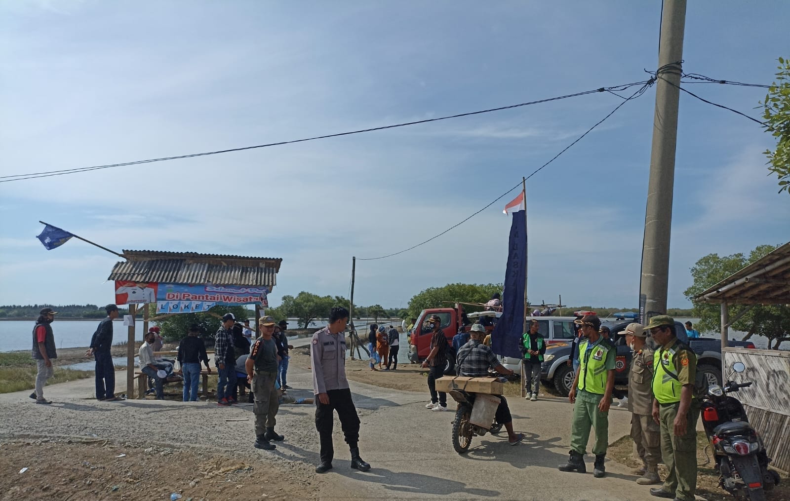 Kapolsek Batujaya Pantau Tempat Wisata Pantai Pulau Putri