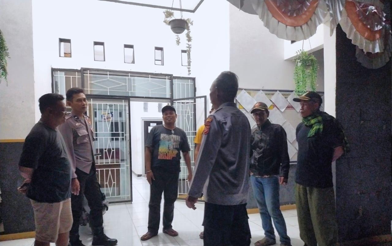 Ngawangkong Bersama Aparatur Desa Tambaksumur Dalam Rangka Jum’at Curhat