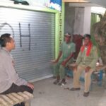 Polisi Tirtajaya Sambangi Linmas Desa Sumurlaban Intuk Memberikan Himbauan Kamtibmas