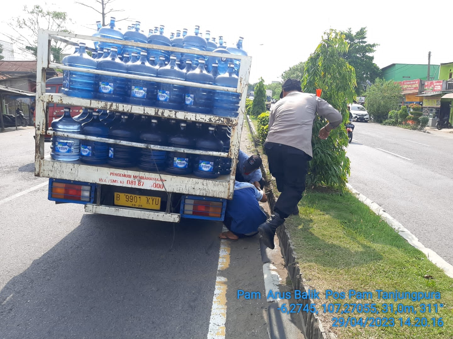 Momen Polisi Bantu Evakuasi Truk yang Alami Bocor Ban di Tanjungpura