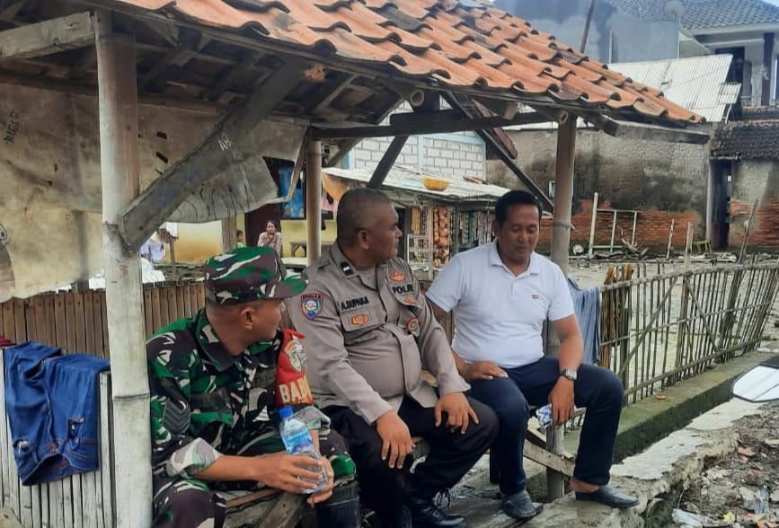 Sinergitas TNI-POLRI CIBUAYA Giat Patroli Dialogis Bersama Warga Jayamulya