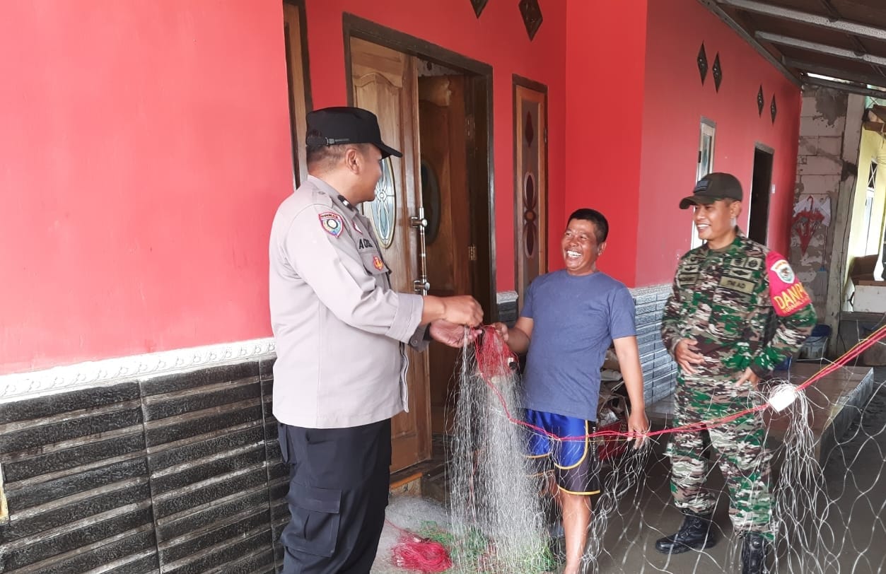 Sinergitas TNI-POLRI CIBUAYA Giat Sambang Nelayan Sedari