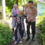 Momen Haru POLISI "CAKEP" Bantu Berjalan Seorang Nenek Jompo