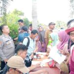 Polisi "CAKEP" Giat Pengamanan Penyaluran Bantuan Kepada 961 KPM Masyarakat Tirtajaya Penerima KRS