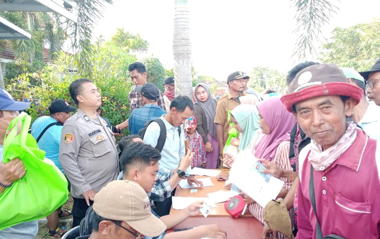 Polisi “CAKEP” Giat Pengamanan Penyaluran Bantuan Kepada 961 KPM Masyarakat Tirtajaya Penerima KRS