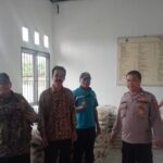 Personil Polsek Tirtajaya Monitoring Penerimaan Bantuan Pangan Beras Untuk Warga Masyarakat Kecamatan Tirtajaya