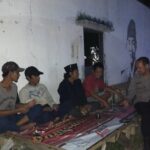 Bhabinkamtibmas Desa Pisangsambo Ajak Masyarakat Binaan Tingkatkan Pos Kamling & Ronda Malam