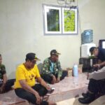 Personil Patroli Prekat Polsek Tirtajaya Sambangi Linmas Desa Srijaya Yang Sedang Laksanakan Ronda Malam