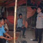 Melalui Ngawangkong Di Pos Kamling, Bhabinkamtibmas Desa Gempolkarya Himbau Kepada Masyarakat Tingkatkan Kegiatan Ronda Malam