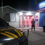 Anggota Patroli Malam Polsek Tirtajaya Kontrol Kemanan Bank BRI Unit Pisangsambo