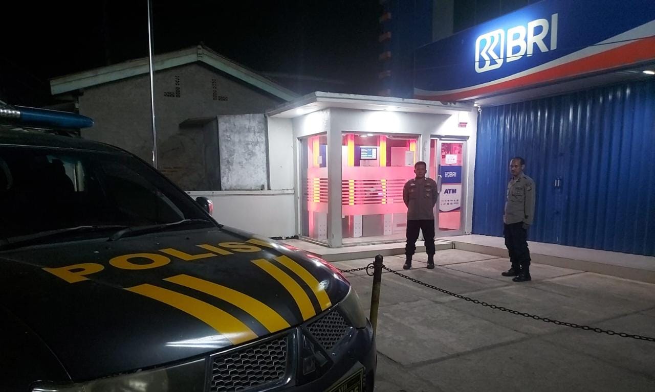 Anggota Patroli Malam Polsek Tirtajaya Kontrol Kemanan Bank BRI Unit Pisangsambo