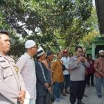 Polsek Batujaya Kawal Pemberangkatan Jamaah Haji Di Desa Karyabakti