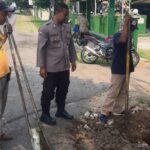 Bhabinkamtibmas Polsek Pedes Bantu Warga Masyarakat Benahi Saluran Air