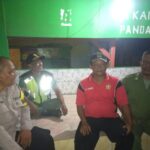 Bhabinkamtibmas Sampaikan Pesan Kamtibmas Saat Ngawangkong Di Poskamling