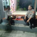 Bhabinkamtibmas Sambangi Kepala Desa Balongsari Di Pos Ronda